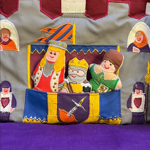 Vintage “Pockets of Learning” Gray, Velcro castle with 10 finger puppets - Picture 4 of 10